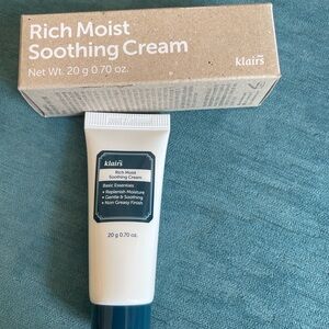 Klairs Rich Moist Soothing Cream – 20g
Deep Hydration Soothing Relief Non-Greasy